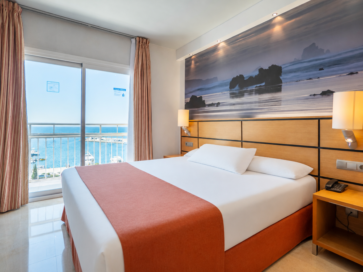 Habitación Doble Superior con Vistas Frontales al Mar y Terraza