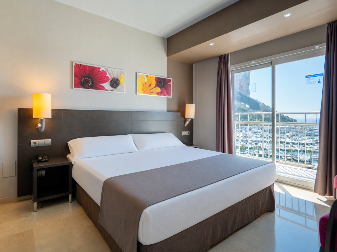 Habitación Doble Superior con Vistas Frontales al Mar y Terraza