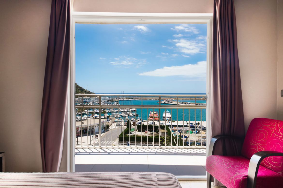Habitación Doble Superior con Vistas Frontales al Mar y Terraza