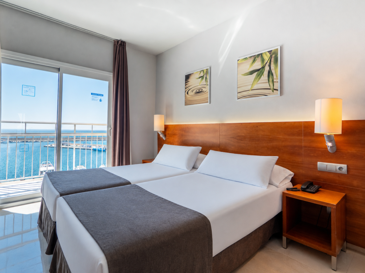 Habitación Doble Superior con Vistas Frontales al Mar y Terraza